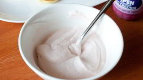 мини-блинчики с лососем и острым сметанным кремом