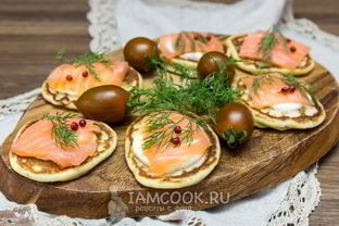 Мини-блинчики с семгой и сметанным кремом