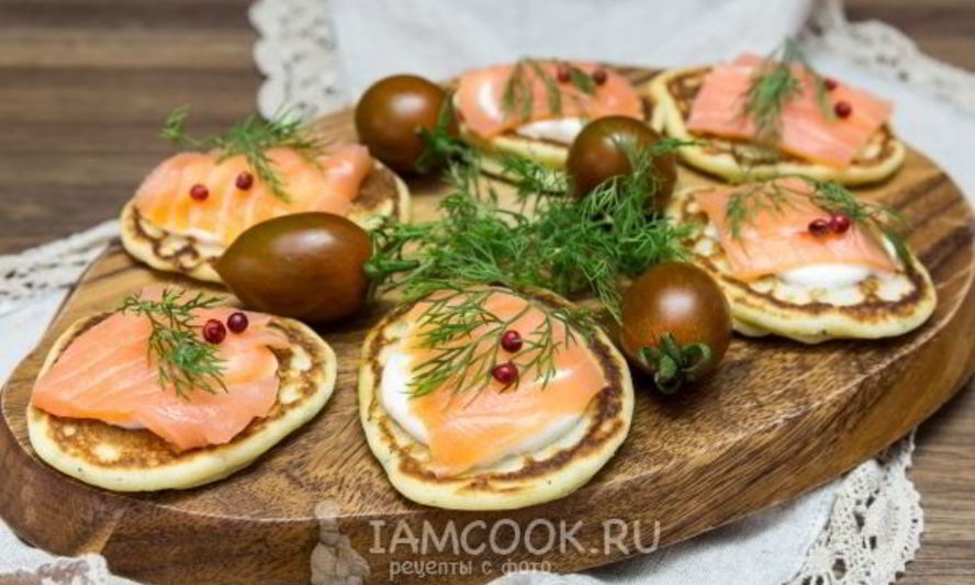 Рецепт мини-блинчиков с семгой и сметанным кремом