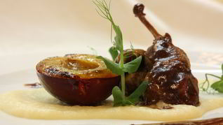 Перепелка запеченная со сливовым соусом и кремом из пастернака