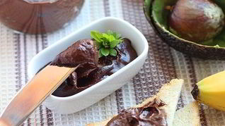 Шоколадный пудинг из банана и авокадо