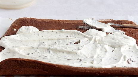 шоколадный рулет с кремом