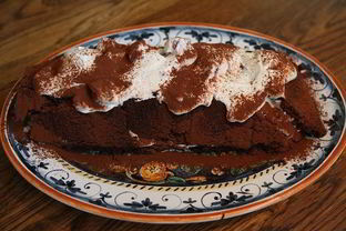 Шоколадный рулет с малиновым кремом