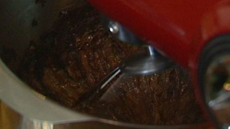 шоколадный рулет с малиновым кремом