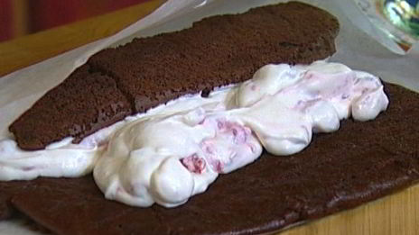 шоколадный рулет с малиновым кремом