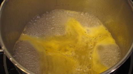 слоеные корзиночки с кремом и карамелью