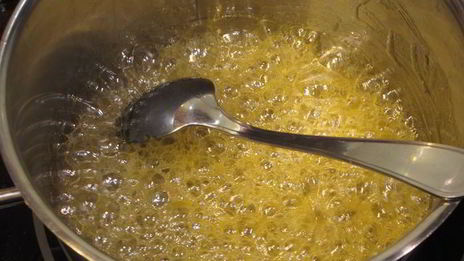 слоеные корзиночки с кремом и карамелью