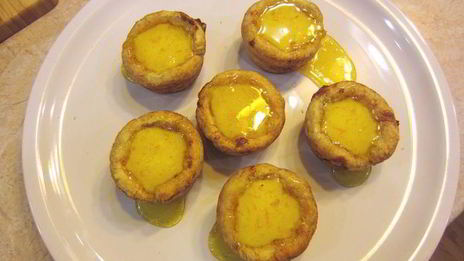 слоеные корзиночки с кремом и карамелью