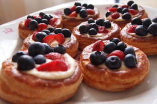 Слоеные корзиночки с заварным кремом и ягодами