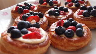 Слоеные корзиночки с заварным кремом и ягодами