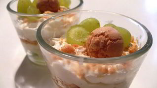 Творожный крем с виноградом и амареттини