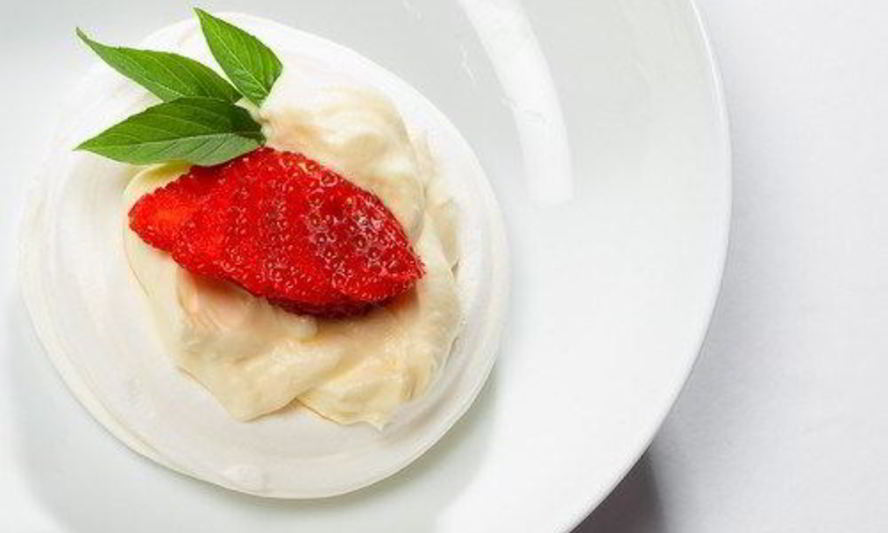 Рецепт вашрена с клубникой и сливочным кремом с розовой водой