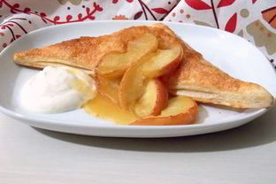 Яблоки на слоеном тесте со сметанным кремом