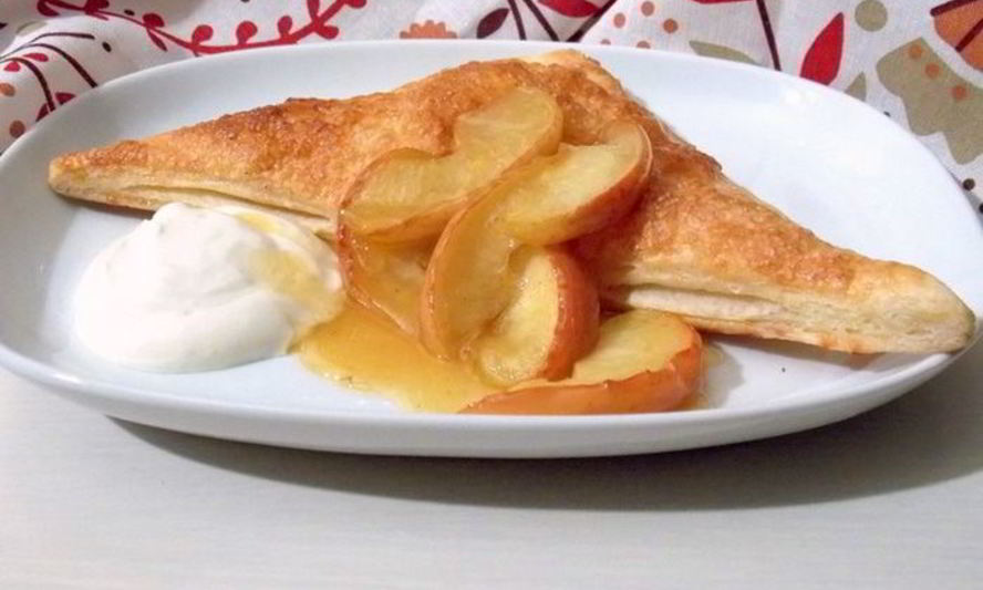 Рецепт яблок на слоеном тесте со сметанным кремом