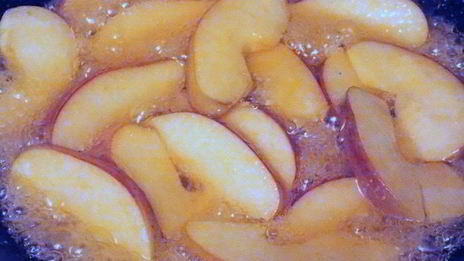 яблоки на слоеном тесте со сметанным кремом