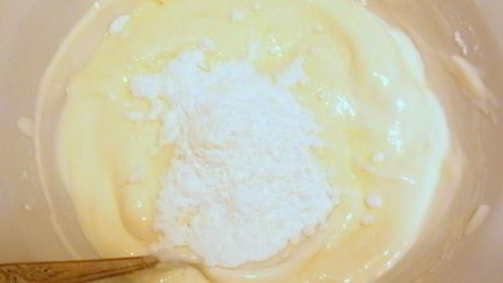 яблоки на слоеном тесте со сметанным кремом