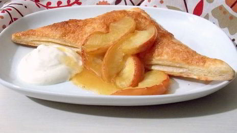 яблоки на слоеном тесте со сметанным кремом