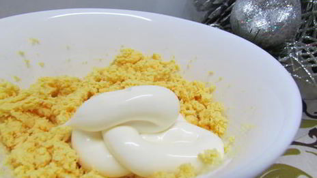 яичный крем с красной икрой