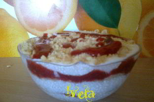 Легкий десерт с клубникой