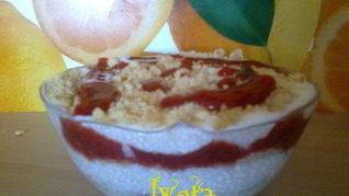 Легкий десерт с клубникой