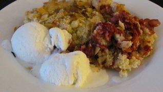 Малиново-виноградный крамбль с миндальными лепестками