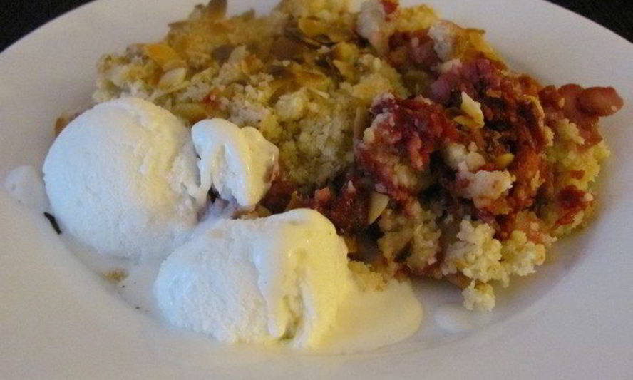 Рецепт малинова-виноградного крамбль с миндальными лепестками