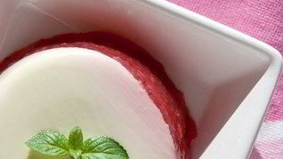 Молочный пудинг с лимоном и мятой и под малиновым соусом