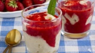 Десерт из клубники и замороженого банана