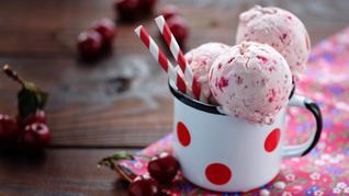 Домашнее мороженое Вишня в йогурте