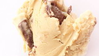 Карамельное мороженое с кусочками Snickers