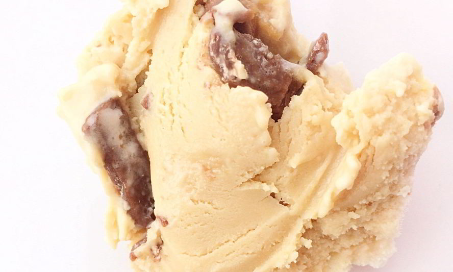 Рецепт карамельного мороженого с кусочками snickers