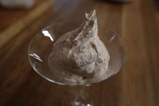 Мороженое с лепестками роз