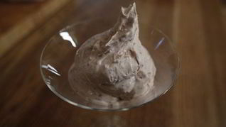 Мороженое с лепестками роз