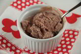 Мороженое с малиной и шоколадом