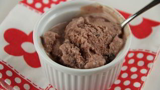 Мороженое с малиной и шоколадом