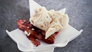 Мороженое со сладким беконом