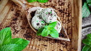 Мятное мороженое с зеленым мармеладом