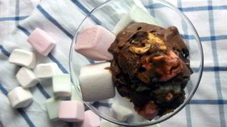 Шоколадное мороженое с миндалем и маршмеллоу