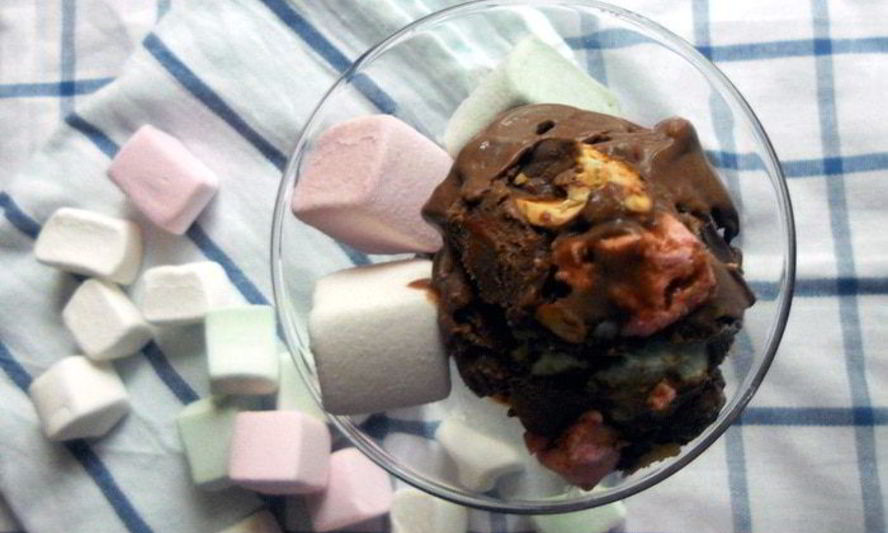 Рецепт шоколадного мороженого с миндалем и маршмеллоу