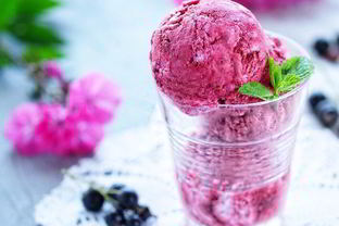 Сливочно-черносмородиновое мороженое