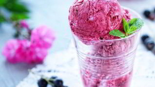 Сливочно-черносмородиновое мороженое