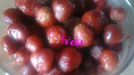 сливочно-клубничное мороженое