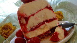Творожный торт-мороженое с клубникой