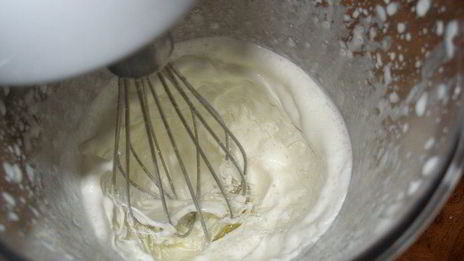 творожный торт-мороженое с клубникой