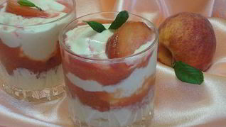 Ванильное мороженое с персиками