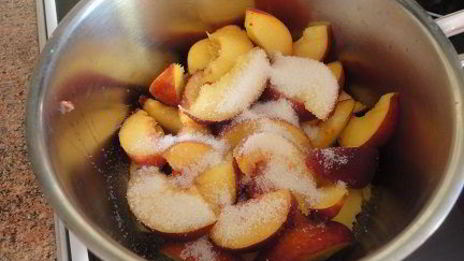 ванильное мороженое с персиками