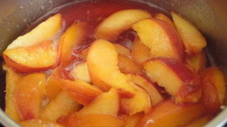 ванильное мороженое с персиками