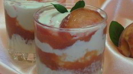 ванильное мороженое с персиками