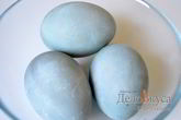 Красим пасхальные яйца в серо-голубой цвет в соке краснокочанной капусты