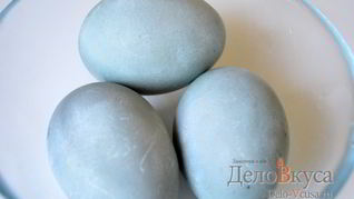 Красим пасхальные яйца в серо-голубой цвет в соке краснокочанной капусты
